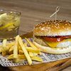 Фото к позиции меню Бургер с куриной котлетой, картофелем фри и лимонадом собственного производства