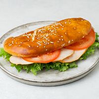 Сэндвич на сдобной булке с куриной грудкой