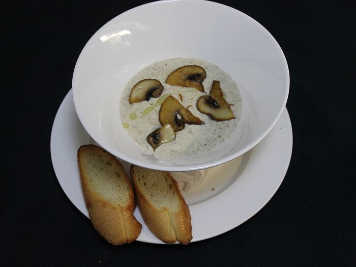 Суп-крем из белых грибов, шампиньонов и вешенок с багетом