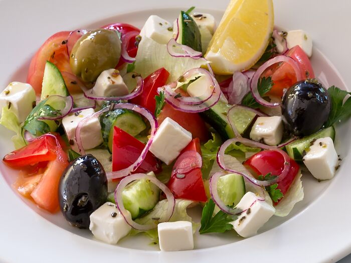 Греческий салат с гигантскими оливками и брынзой