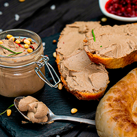 Домашний паштет с брусничным соусом и кедровыми орешками