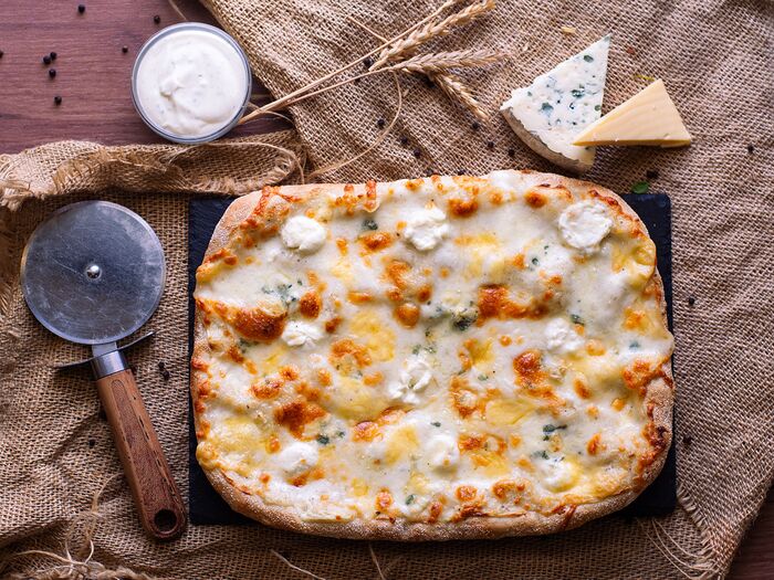 Пицца на римском тесте Четыре сыра