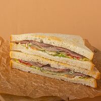 Клаб-сэндвич с говядиной су-вид в соусе дилл