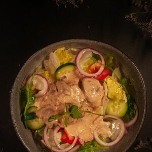 Теплый салат с куриной печенью