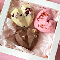 Набор шоколадных сердец из трех видов шоколада