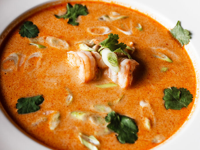 Острый тайский суп с морепродуктами