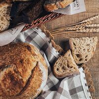 Хлеб пшеничный с чесноком и укропом