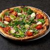 Фото к позиции меню Пицца с тунцом, луком и листьями салата