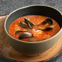 Томатный суп с морепродуктами и листьями лайма