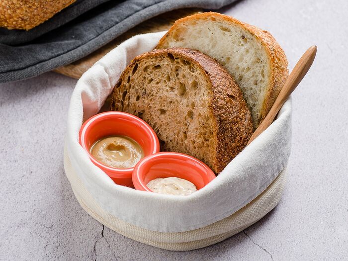 Корзина нашего хлеба с трюфельным маслом и домашним паштетом