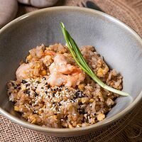 Жареный рис с креветками