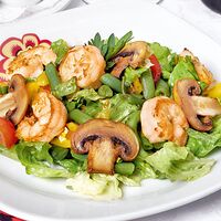 Тёплый салат с креветками, грибами и зелёной фасолью
