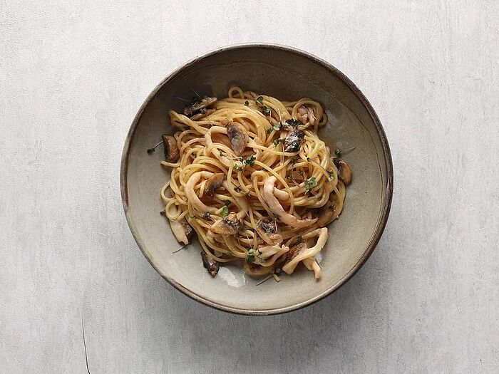 Спагетти с кальмаром и грибами