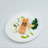 Фото к позиции меню Стейк лосося с соусом из белого вина