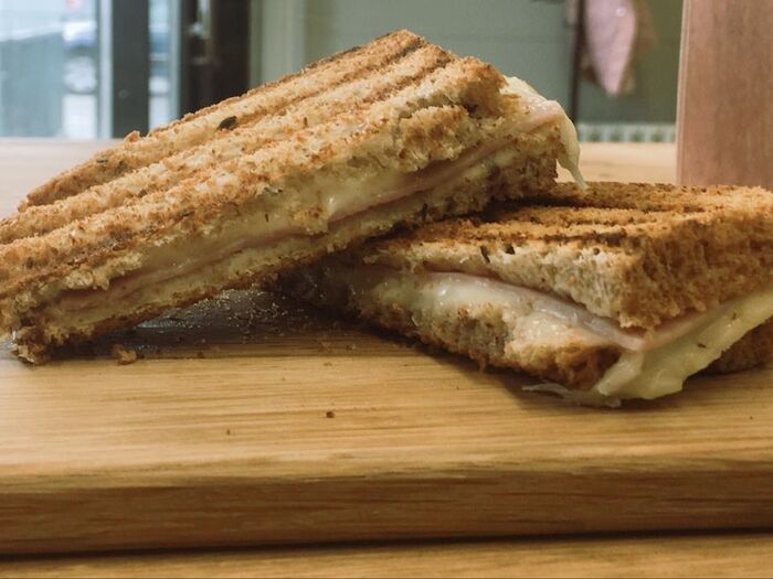 Сэндвич-тост с сыром и ветчиной на хлебе с отрубями