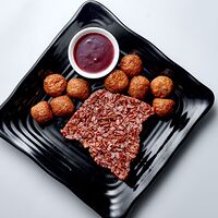 Красный рис с веганскими фрикадельками и брусничным соусом