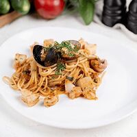Спагетти с морепродуктами в томатном соусе