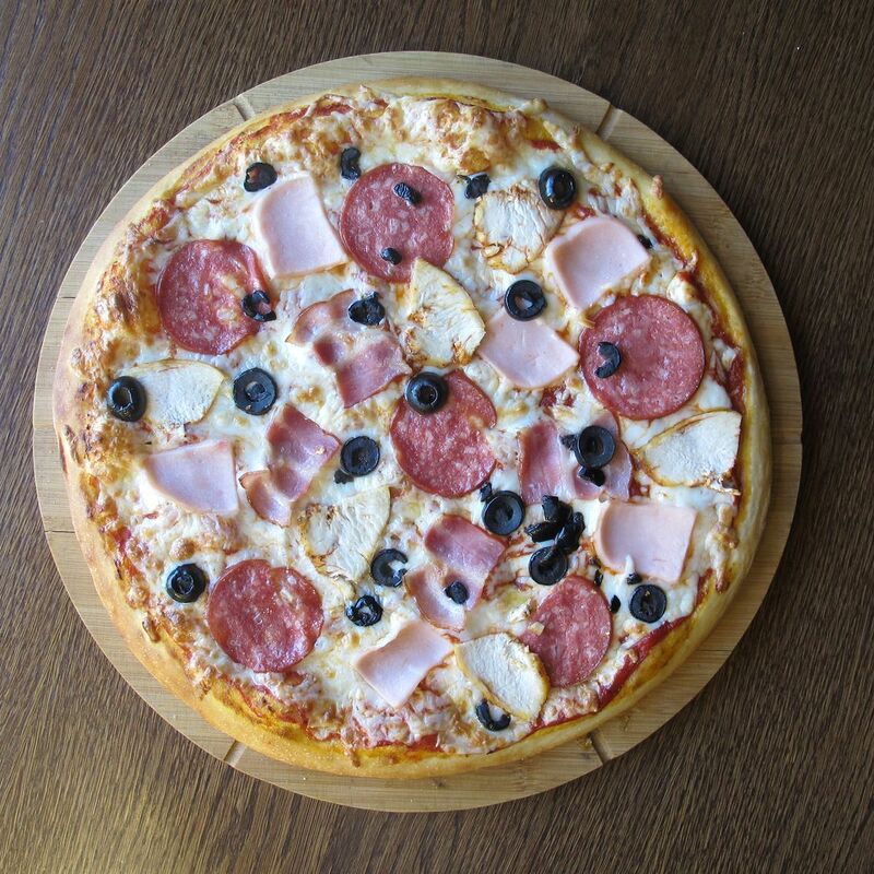 Много мяса ул джангильдина 24. Пицца мясное плато. Пицца с беконом и маслинами. Мясное плато пицца пицца фабрика. Р мская пицца бекон и маслины фото.