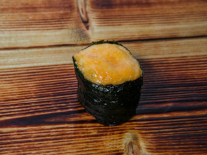 Запеченный гункан с лососем под соусом спайси