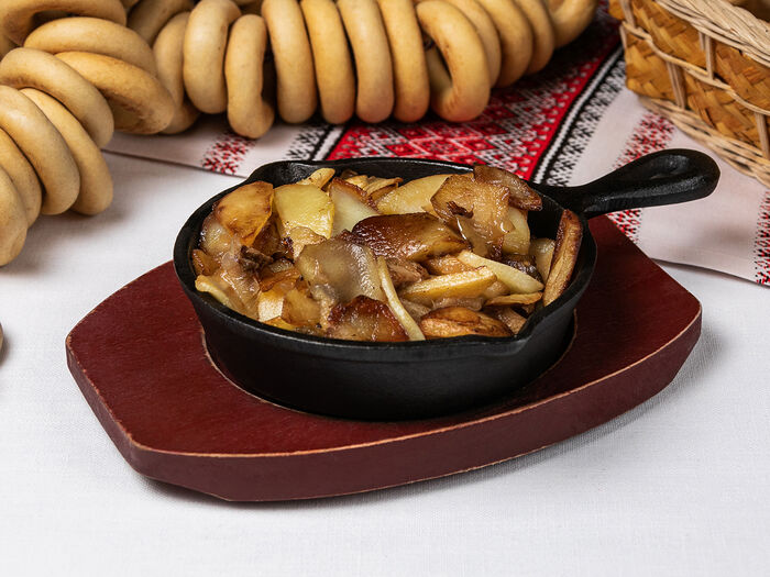 Картофель, жаренный с луком и белыми грибами