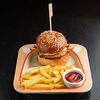 Фото к позиции меню Бургер с куриной котлетой, картофелем фри и кетчупом