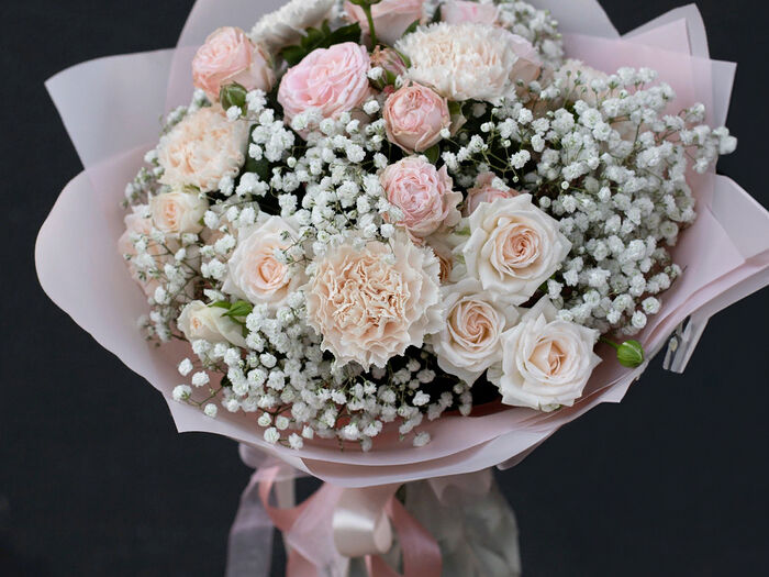 Букет цветов из розовых кустовых роз и диантусов Крем Брюле