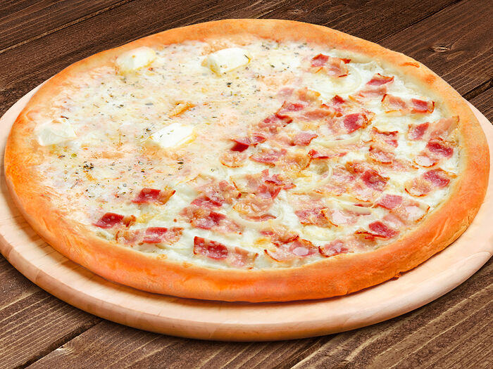 Пицца 2 в 1: Четыре сыра и Карбонара 30 см на тонком тесте