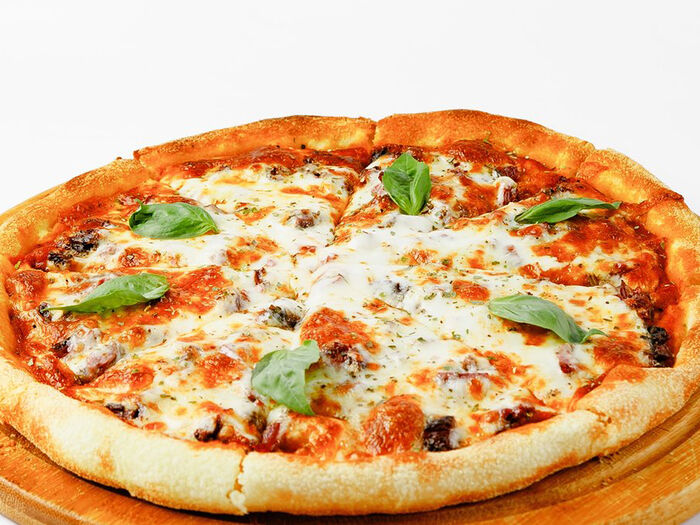 Пицца с копченым мясом и сыром сулугуни