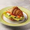 Фото к позиции меню Сэндвич на круассане с лососем