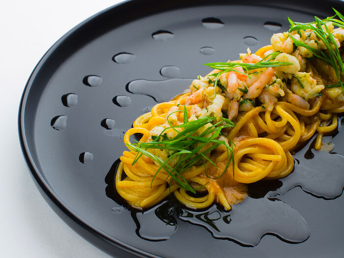 Спагетти с магаданской креветкой и соусом биск