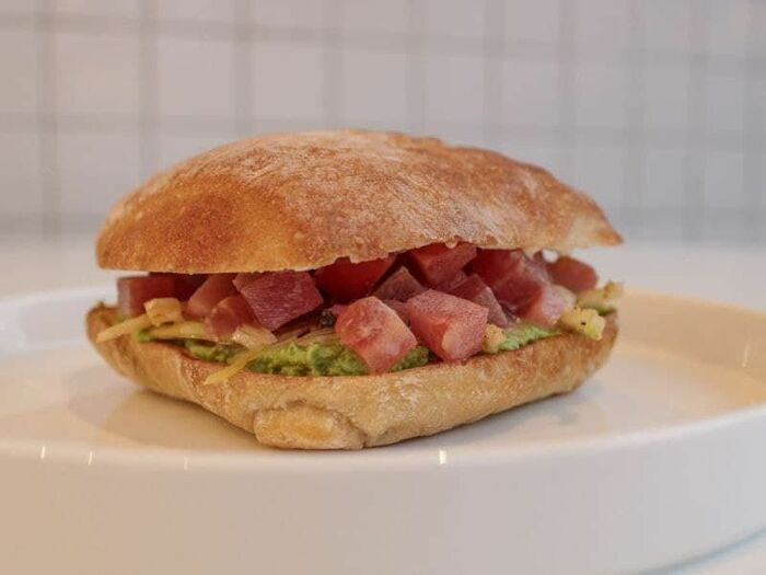 Сэндвич с тунцом татаки и томатами