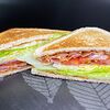 Фото к позиции меню Клаб-сэндвич с беконом и ветчиной