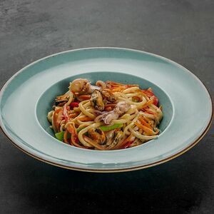 Wok c морепродуктами в сырно-сливочном соусе