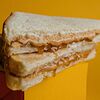 Фото к позиции меню Сэндвич с арахисовой пастой и соленой карамелью