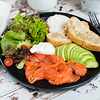 Фото к позиции меню Легкий завтрак Помидор с лососем и яйцом пашот