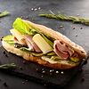 Фото к позиции меню Сэндвич с вареным окороком и соленым огурцом