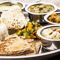 Большой индийский вегетарианский сет блюд Кинг-Тхали