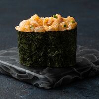 Острые суши дорадо с зеленым луком