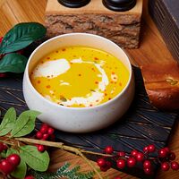 Крем-суп из тыквы с сыром страчателла, семечками и тыквенным хлебом