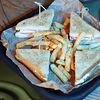 Фото к позиции меню Клаб-сендвич с лососем и сливочным крем-чизом