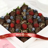 Набор клубники в шоколад в темном шоколаде Love 25-30 ягод
