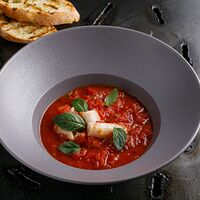 Итальянский томатный суп с кальмаром
