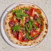 Фото к позиции меню Пицца с обожженным ростбифом и медленными томатами
