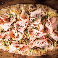 Пицца с итальянской ветчиной, солеными грибами и розовым перцем