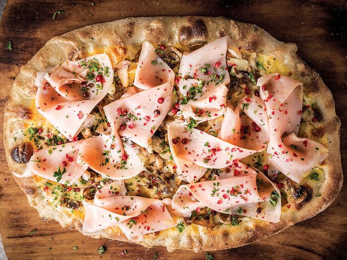 Пицца с итальянской ветчиной, солеными грибами и розовым перцем