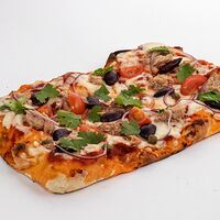 Римская пицца c тунцом и каперсами