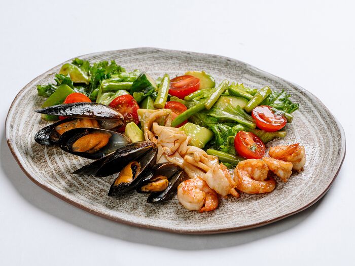Салат с морепродуктами в соусе унаги
