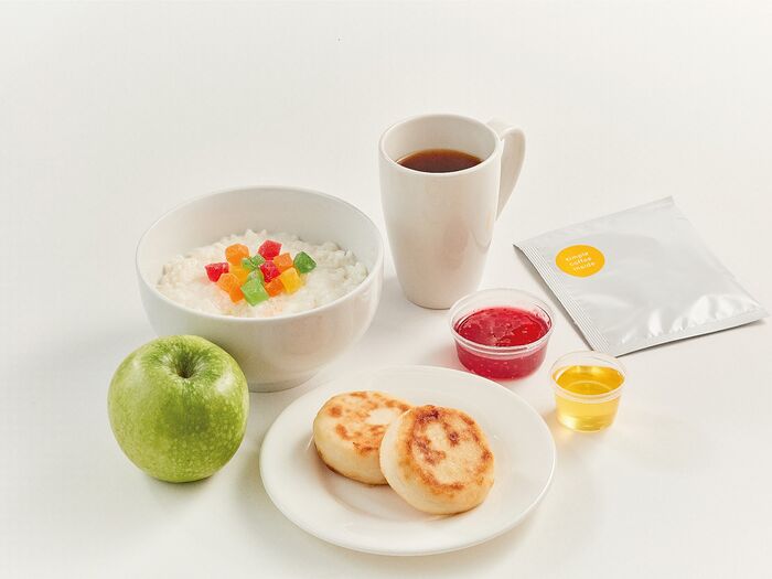 Завтрак с рисовой кашей, сырниками, фруктом и дрип-пакетом
