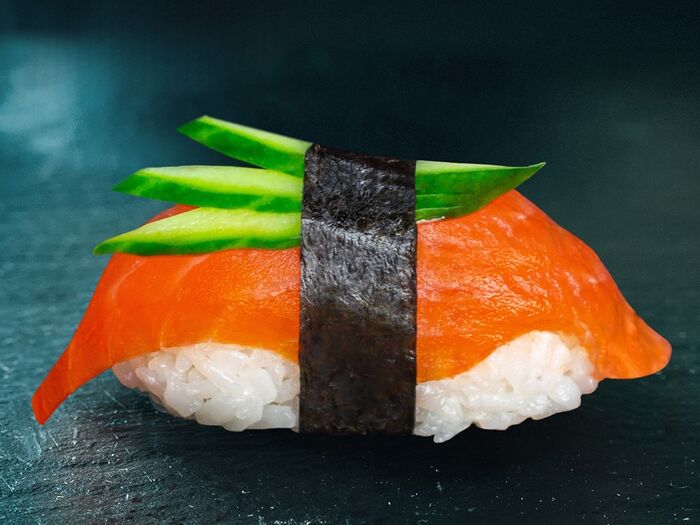 Суши с копчённым лососем