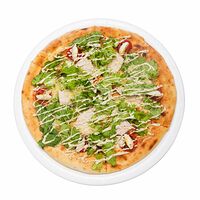 Пицца Цезарь с фирменным соусом, листьями салата и индейкой